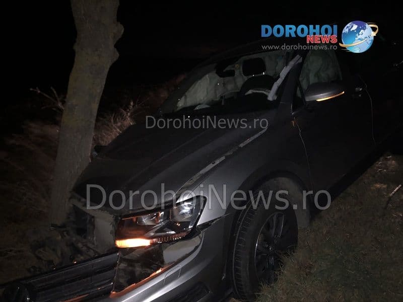 Mașină izbită într-un copac pe drumul Dorohoi - Botoșani - FOTO
