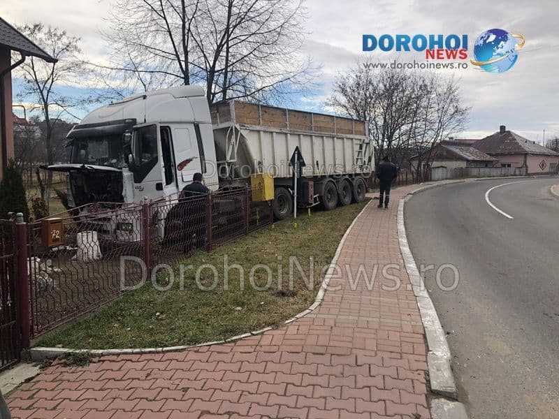 Accident la Dorohoi! Un camion s-a oprit în curtea unei case de pe strada Ștefan cel Mare - FOTO