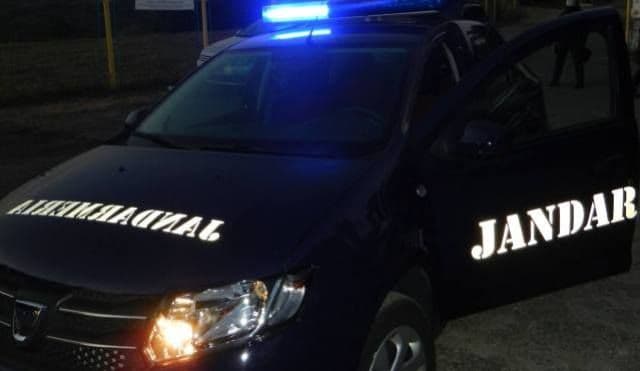 Șapte bărbați urmăriți penal după ce au fost descoperiți într-o mașină în timp ce se drogau