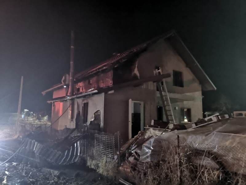 Două familii din Hudești și Bălușeni au fost la un pas să rămână fără acoperiș deasupra capului - FOTO