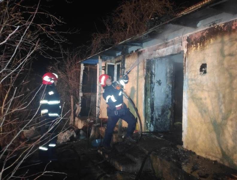 Incendiu provocat de o lumânare lăsată nesupravegheată. Bărbat ajuns la spital cu arsuri - FOTO