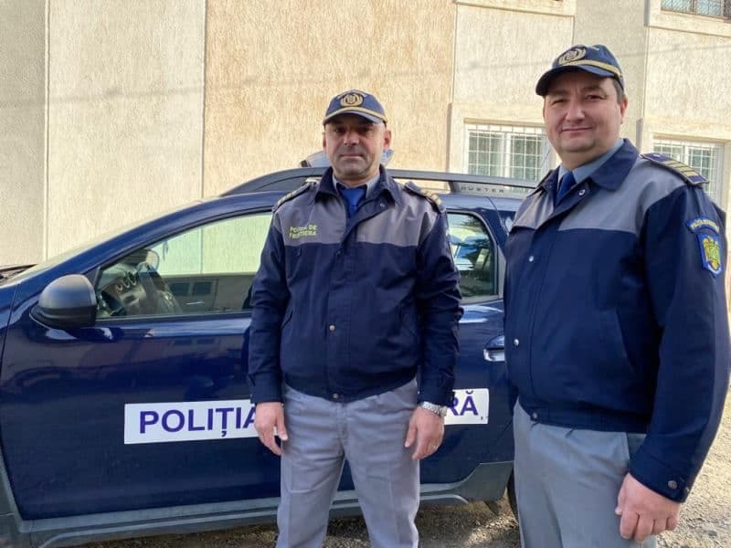 Polițiști de frontieră cu vocație de eroi. Incendiu limitat de o intervenție promptă la Hudești