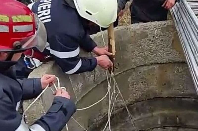 Femeie de 54 ani salvată de pompierii botoșăneni după ce a căzut într-o fântână