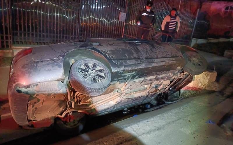 Accident: Patru tineri răniți după ce autoturismul în care se aflau s-a izbit de un cap de pod