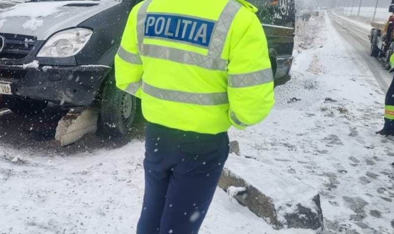 ATENȚIE! Echipaţi-vă corespunzător autoturismul când circulaţi pe drumuri acoperite cu zăpadă sau polei