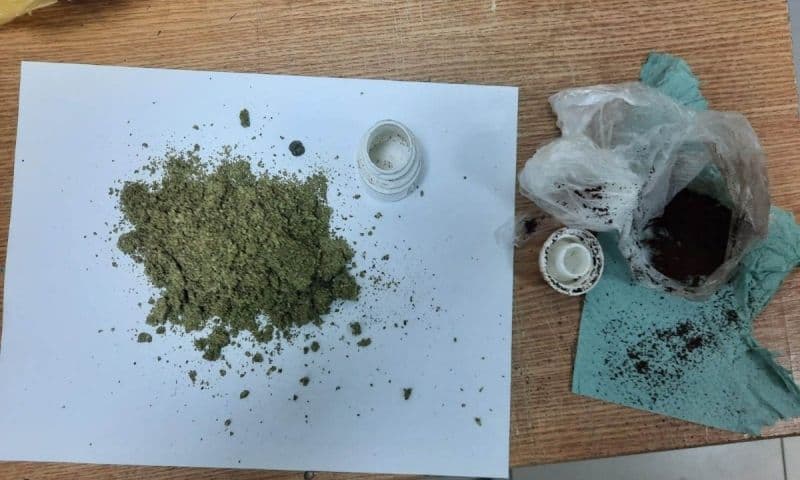 Droguri ascunse într-un flacon de medicamente descoperite la Vama Stânca - FOTO