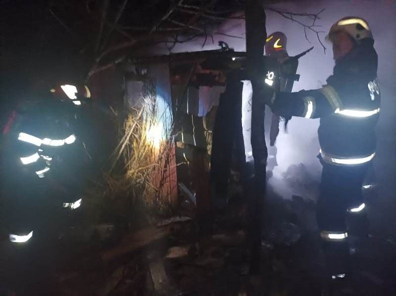 Femeie ajunsă la spital, cu arsuri, după ce casa în care locuia a luat foc - FOTO