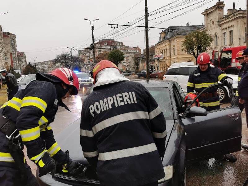 Mașină parcată pe Calea Națională din Botoșani cuprinsă de flăcări - FOTO