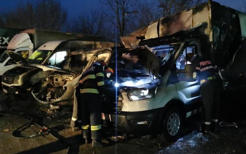 Trei mașini distruse de incendiu într-o parcare din Botoșani. Flăcările depășeau patru metri - FOTO