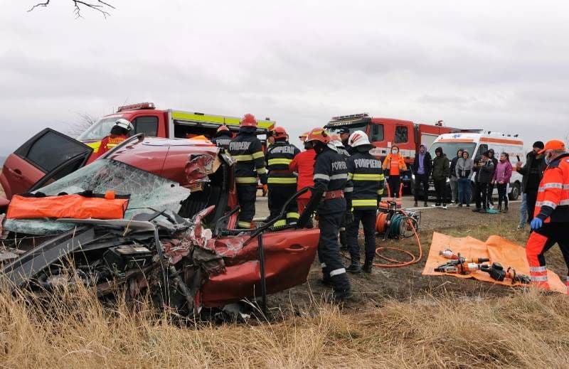 Tânăr în stare critică după impactul dintre o mașină și un camion pe drumul Botoșani - Târgu Frumos - FOTO