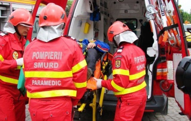Un tânăr beat s-a urcat la volan și a lovit cu mașina un pieton
