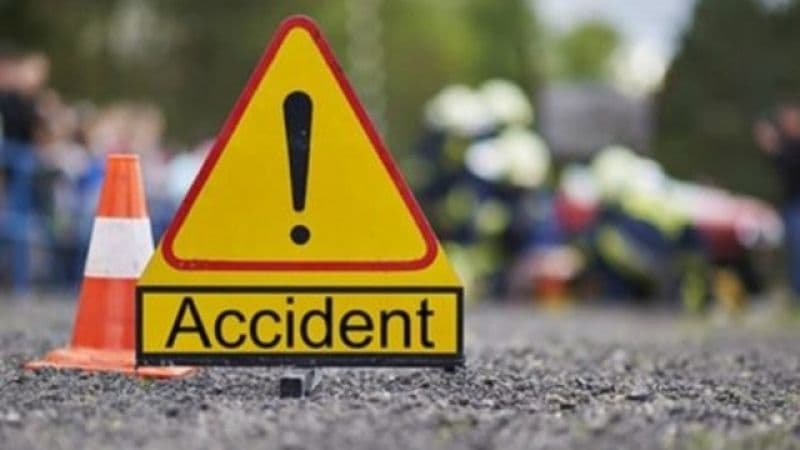 Accident cu pagube materiale la Botoșani: Un bărbat s-a urcat băut la volan și a izbit o mașină parcată	