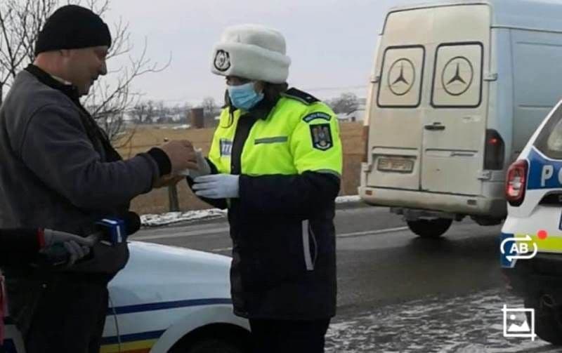 Conducători auto întâmpinați cu cafea de către polițiștii rutieri botoșăneni