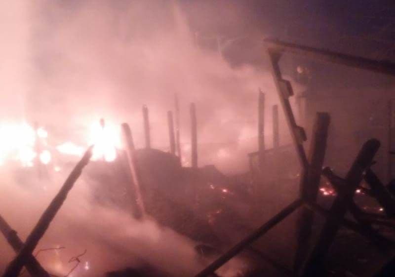 Două gospodării afectate în urma unui incendiu produs de un scurtcircuit