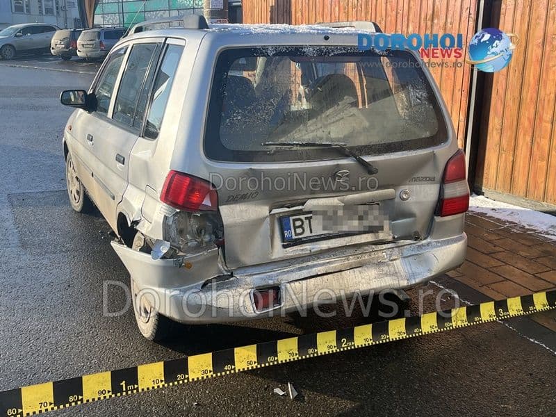 Accident la Dorohoi! Femeie rănită după ce un autoturism taxi s-a izbit în mașina din fața sa - FOTO