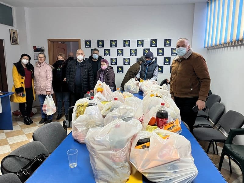 Fapte bune de Crăciun! Pachete distribuite de membrii PNL Dorohoi pentru mai multe familii - FOTO