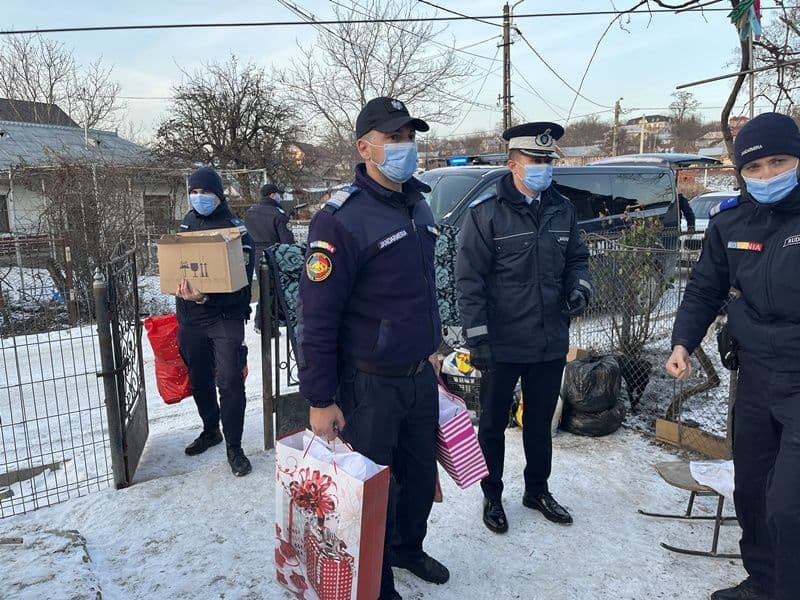Bucurie adusă de jandarmi pe chipurile membrilor a două familii din Dorohoi - FOTO