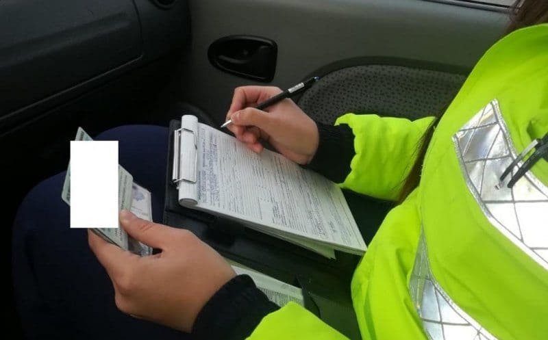 Tupeu, nu glumă. Tânăr cu permisul suspendat, la plimbare cu mașina prin sat