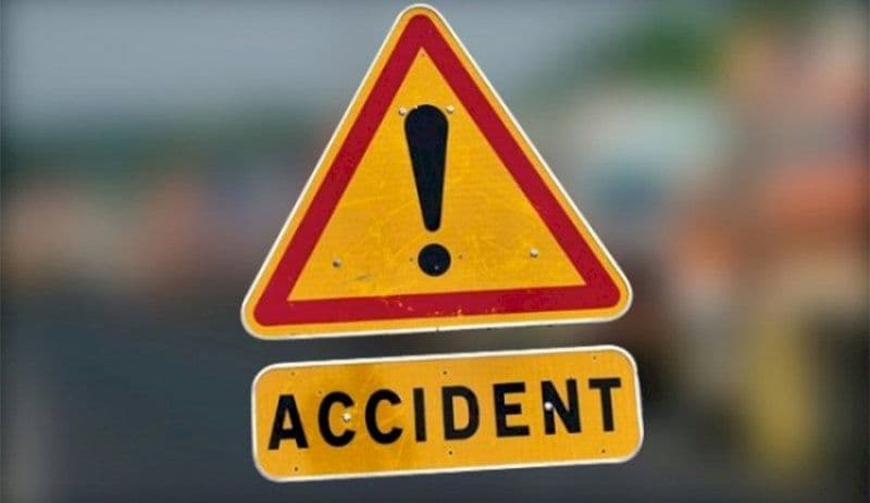 Accident produs de un tânăr în stare de ebrietate. Doi pasageri împreună cu șoferul au ajuns la spital