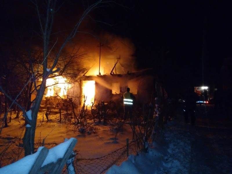 Casă mistuită de flăcări la Havârna. Proprietarul preluat de ambulanță și transportat la Spitalul Dorohoi
