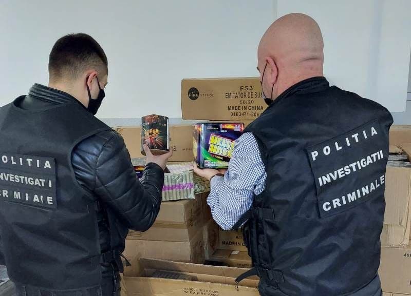 Percheziții în județul Botoșani: Bunuri de contrabandă și articole pirotehnice scoase de pe piață de polițiști - FOTO