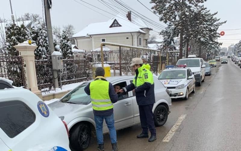 Acțiune a polițiștilor și reprezentanților RAR pentru verificarea dotării mașinilor cu anvelope de iarnă - FOTO