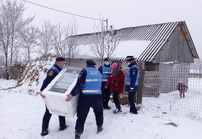 Două familii din Mănăstireni și Negreni au avut parte de o surpriză din partea jandarmilor botoșăneni - FOTO