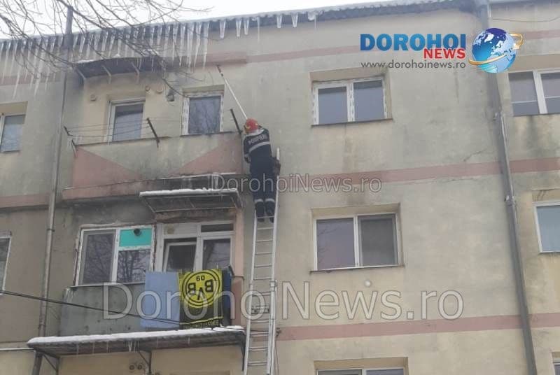 Pompierii solicitați să intervină pentru degajarea țurțurilor de pe un bloc din Dorohoi - FOTO