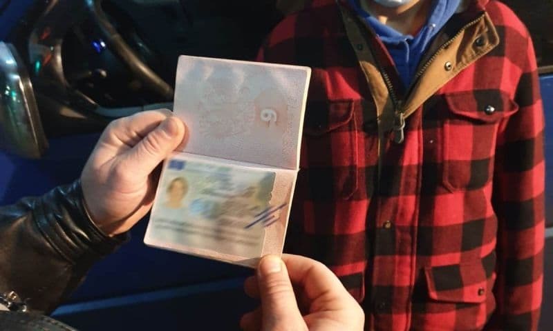 2500 de euro plătiţi pentru o viză Schengen falsă2