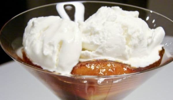 Banane caramelizate cu înghețată de vanilie