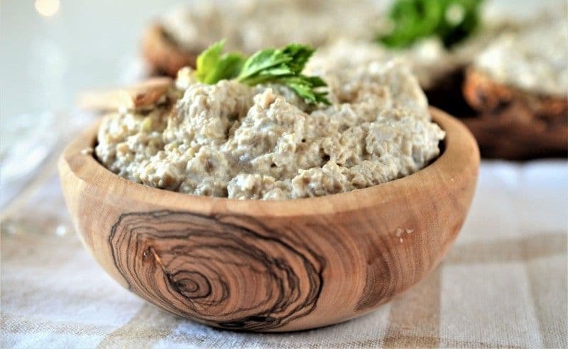 Salată de ciuperci cu usturoi