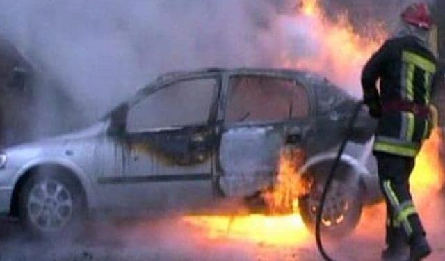 La un pas de tragedie, în Botoşani. Unei şoferițe i-a luat foc maşina în mers