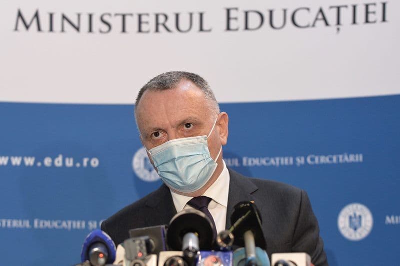 Cursuri online pentru școlile cu rată de vaccinare mai mică de 60% și incidența localității mai mare de 3 la mie