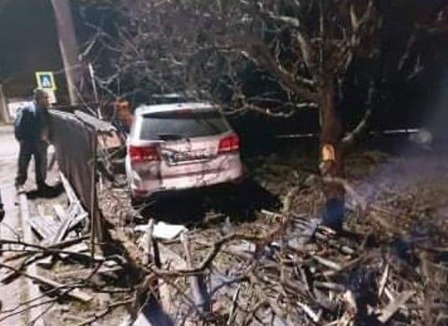 Accident pe o stradă din Dorohoi: Un șofer a rupt un gard și a intrat cu mașina în curtea unei case - FOTO