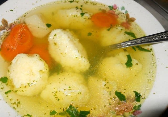 Supă de casă cu găluşte pufoase