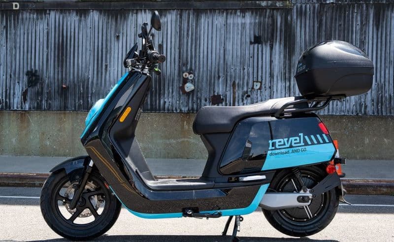 Bărbat fără permis de conducere depistat la plimbare cu un moped neînmatriculat