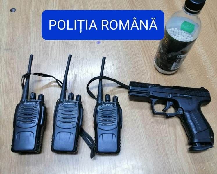 Doi tineri au luat-o la fugă pe câmp după ce polițiștii au solicitat verificarea mașinii în care se aflau - FOTO