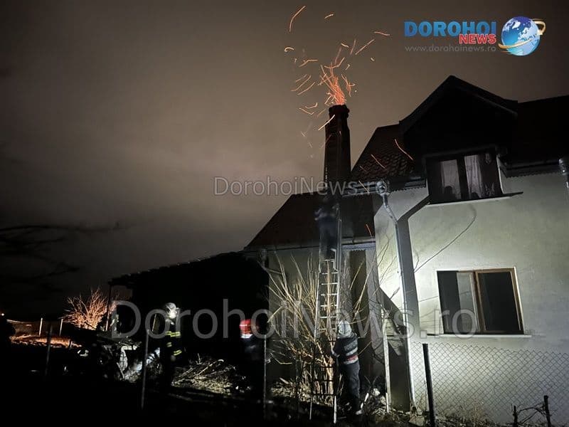 Incendiu în Dealu Mare! Pompierii au intervenit de urgență după ce un coș de fum a luat foc - FOTO