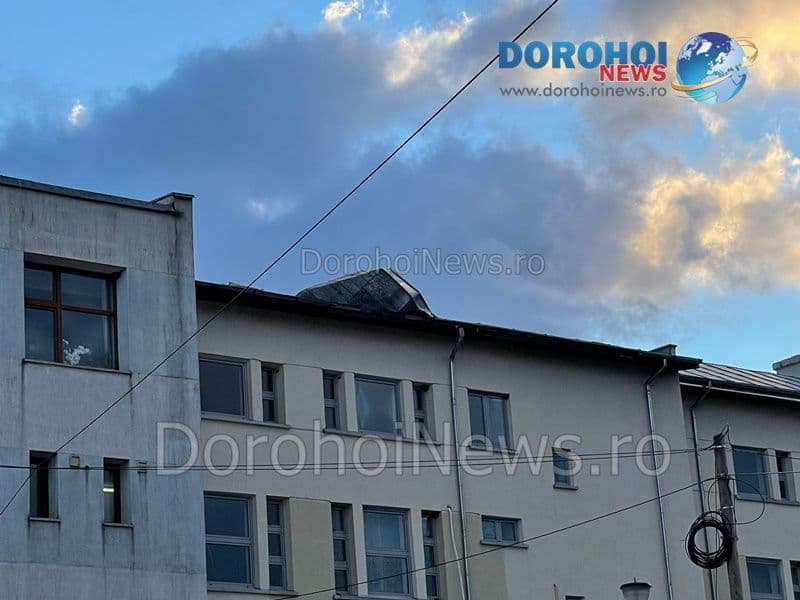 Pompierii solicitați pentru degajarea unei bucăți de tablă de pe o clădire din Dorohoi – FOTO