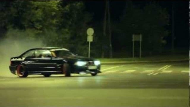 Depistat de polițiști în timp ce făcea drifturi, deși nu deținea permis de conducere