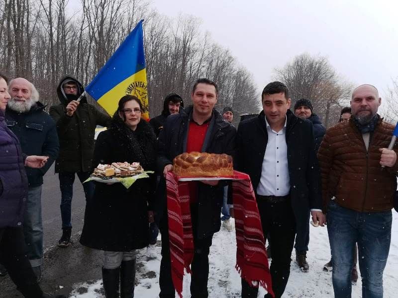 Caravana AUR, alături de George Simion, întâmpinată tradițional în comuna Șendriceni - FOTO