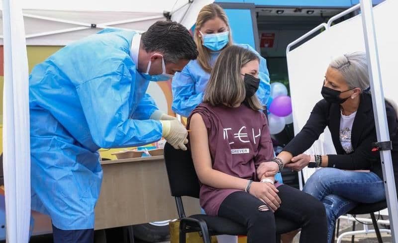 Zi liberă plătită pentru părinții care își duc copiii la vaccinare anti-COVID-19. Ce prevede legea