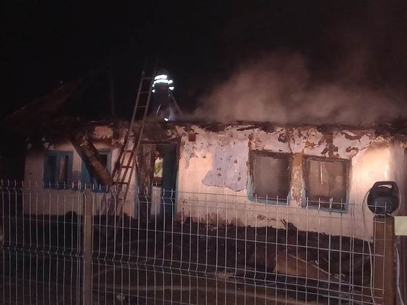 Familie rămasă fără acoperiș deasupra capului în urma unui incendiu