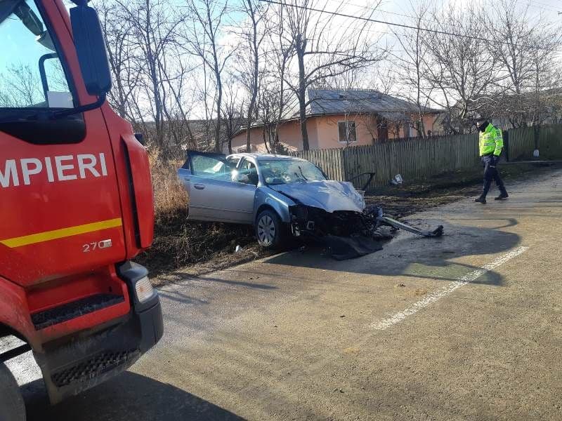 Doi tineri au avut nevoie de îngrijiri medicale după ce s-au izbit cu mașina într-un cap de pod - FOTO