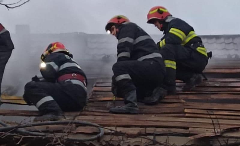 Cel puțin două incendii pe zi stinse de pompierii botoșăneni, în prima lună a anului