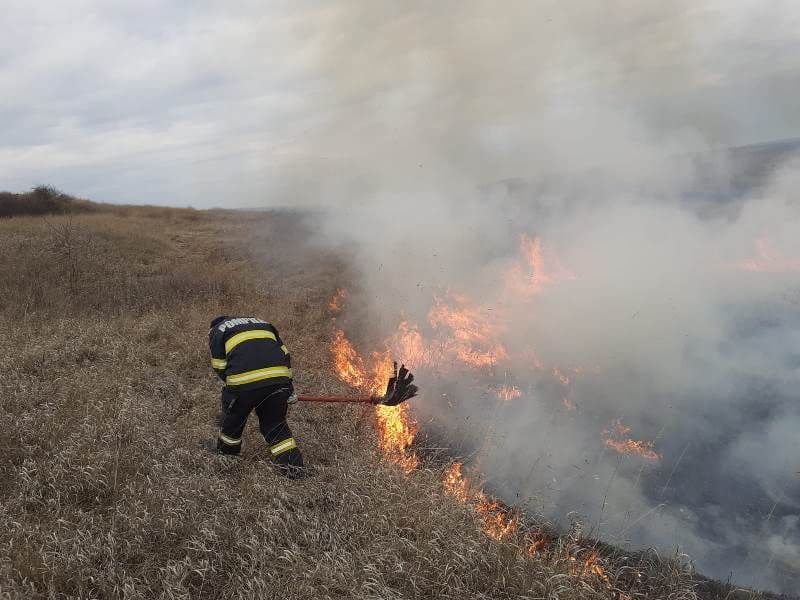 Două hectare de vegetație uscată cuprinse de un incendiu - FOTO
