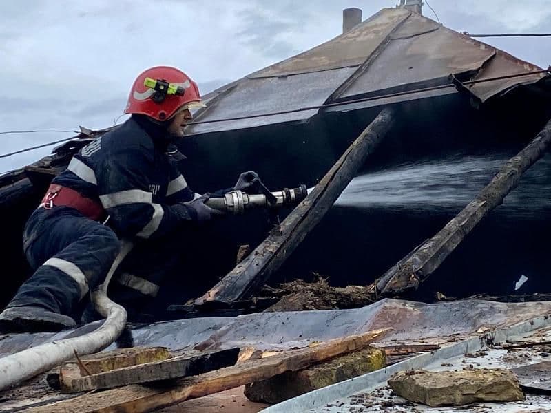 Tragedie provocată de la o lumânare aprinsă lăsată lângă materiale inflamabile - FOTO