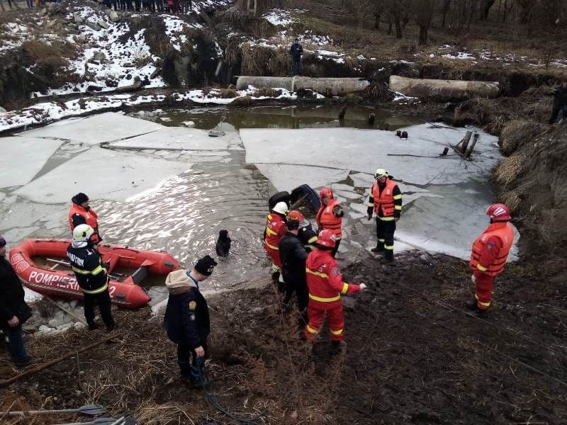 Tragedie în județul Suceava! Două persoane au decedat după ce au căzut cu mașina într-o groapă plină cu apă - FOTO