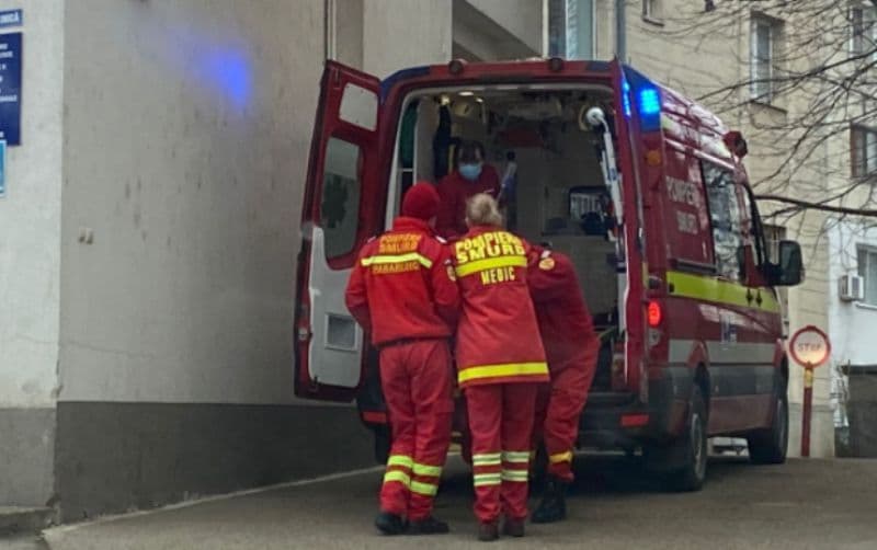 Copil de doi ani în stare foarte gravă după ce a căzut de la etajul trei al unui bloc din Botoșani - FOTO
