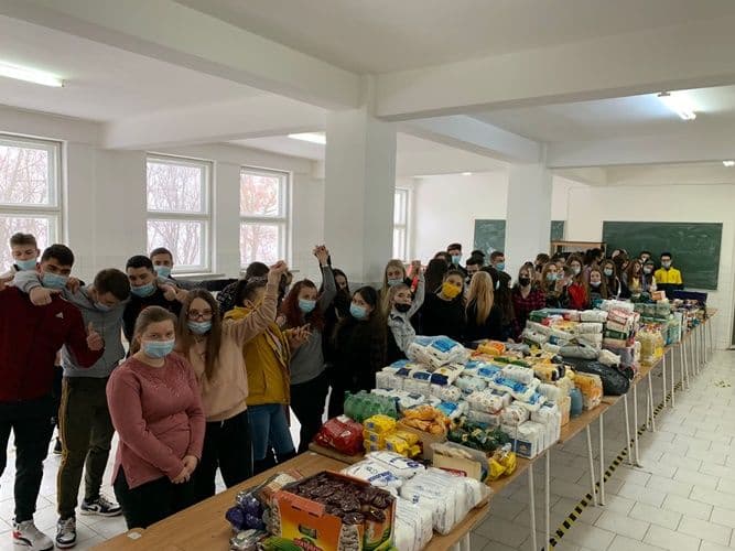2453 elevi din Dorohoi au sprijinit Campania „Bucurie în familie” desfășurată de Protopopiatul Dorohoi - FOTO